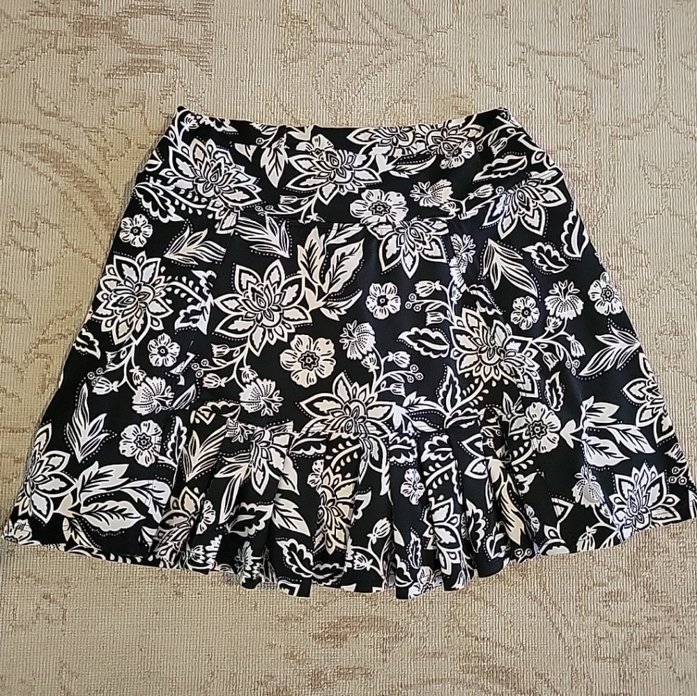 Dona Jo Donajo Flirty tennis skort floral black Skirt front pleats Sz 2 , Large